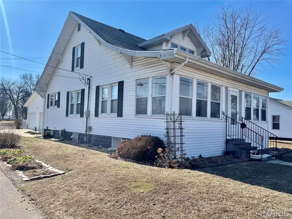 111 W Tydeman Ave, Roxana, IL 62084