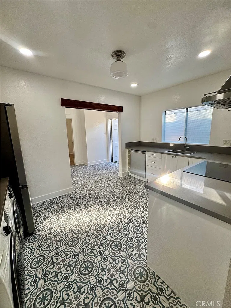 1 bed, 735 sqft, $2,500 — Photo 2