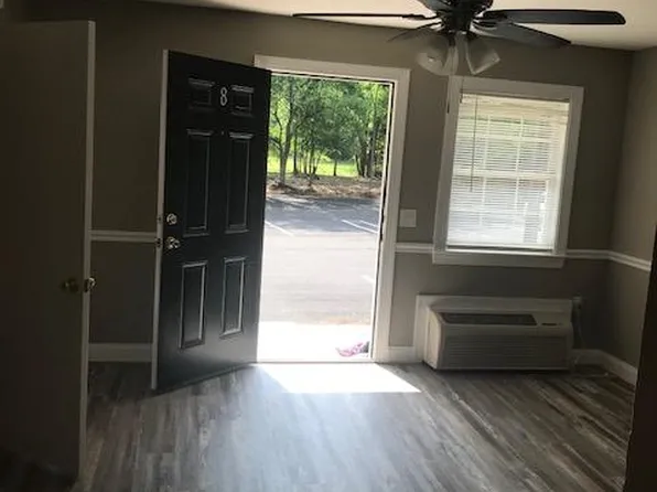 124 E Peacock St, Cochran, GA