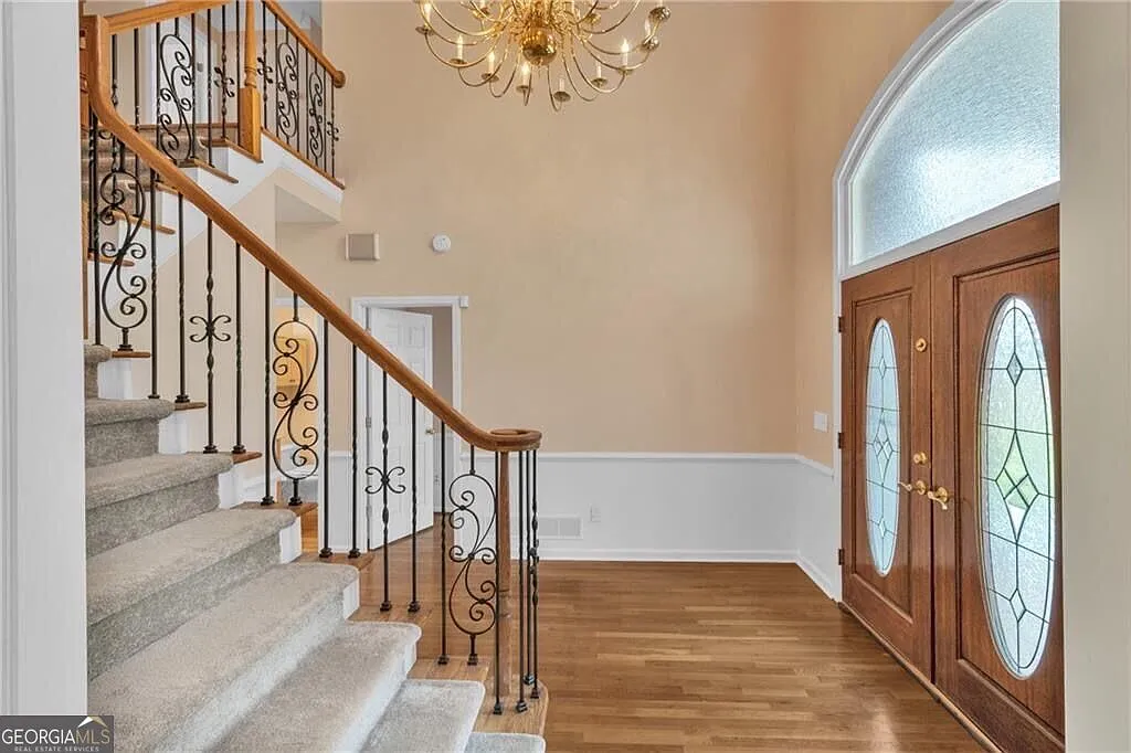 6 bed, 4277 sqft, $4,600 — Photo 2