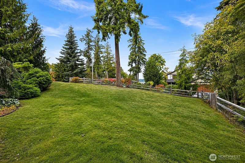 3rd image of 4618 Lakeway Drive