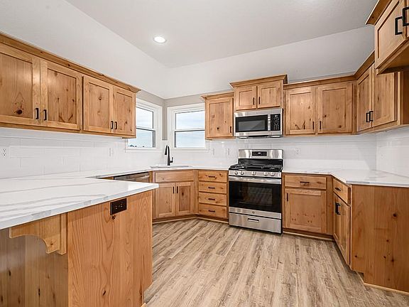 5th image of 15589 Sheridan Ct