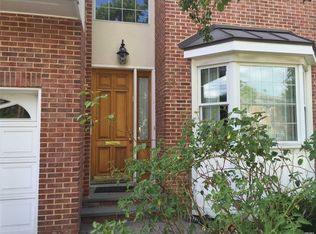 42 Bond St, Great Neck, NY 11021