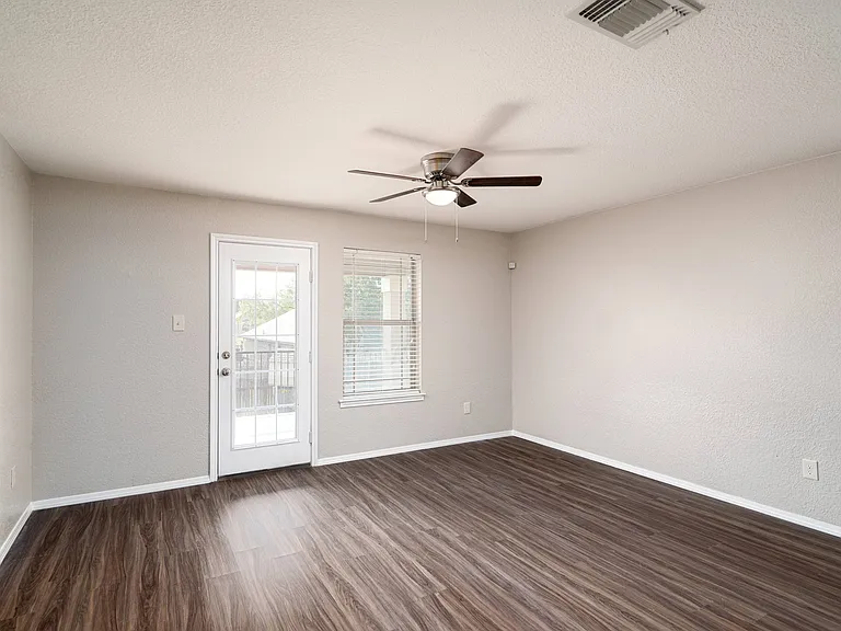 910 Trilby — Photo 13