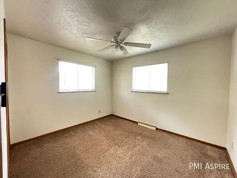 121 Valentine Ln — Photo 6