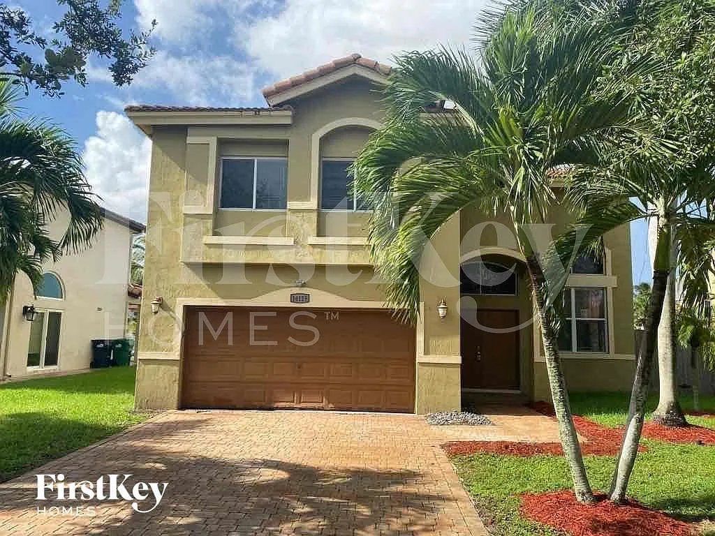5 bed, 3.0 bath, 2711 sqft, $4,550 — Photo 2