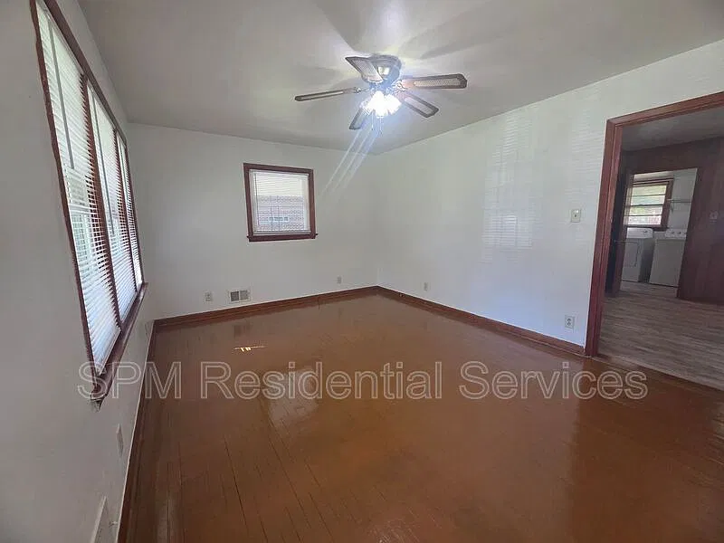 3 bed, 1.5 bath, 1318 sqft, $1,750 — Photo 2