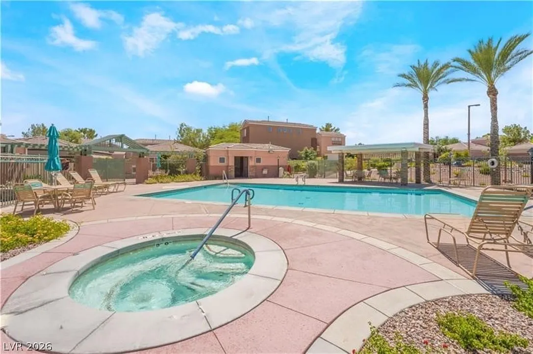 3 bed, 2.5 bath, 1564 sqft, $2,100 — Photo 2