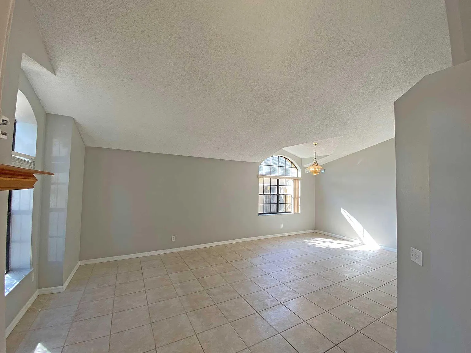 4 bed, 1955 sqft, $2,450 — Photo 2