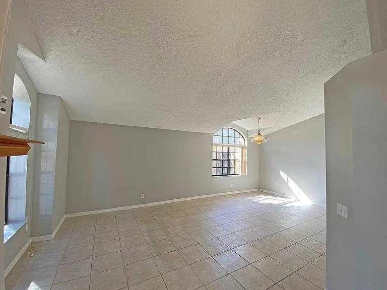 3112 Erskine Dr — Photo 2