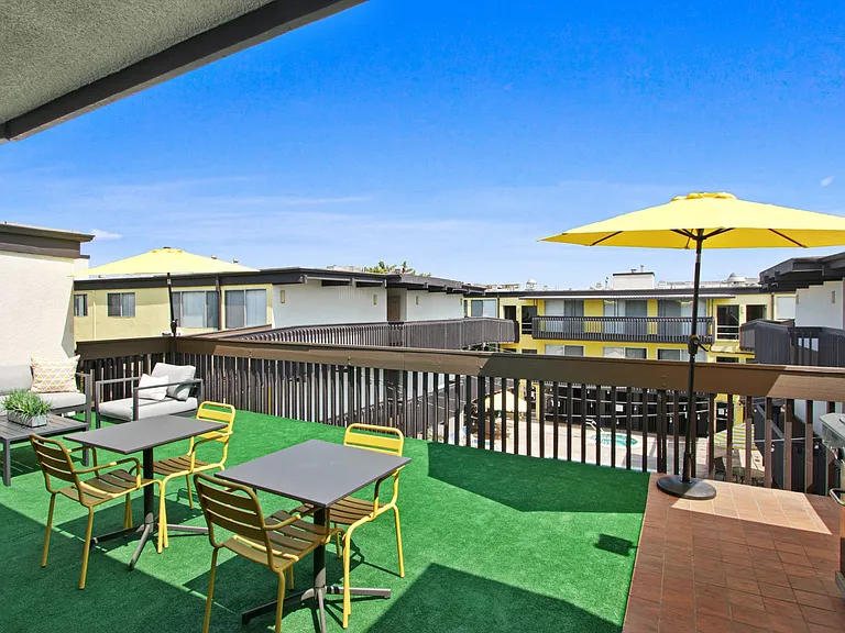 Sundeck with a grass mat flooring