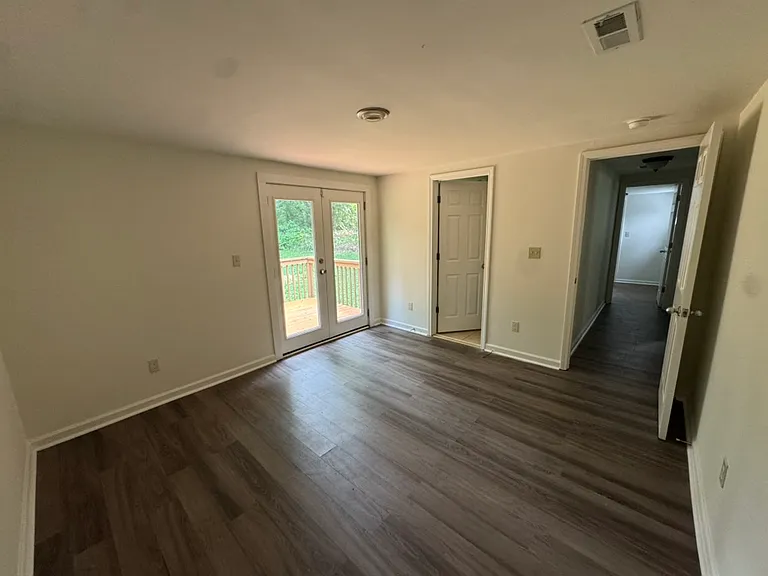 master bedroom w/bathroom and walk in closet