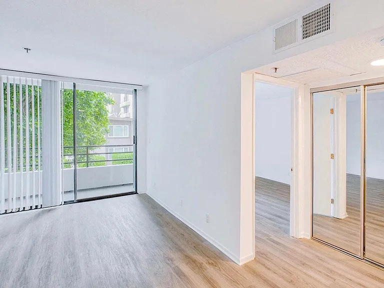 1820 Whitley — Photo 13