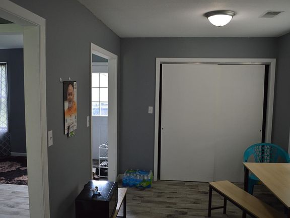 5th image of 300 Southfield Dr