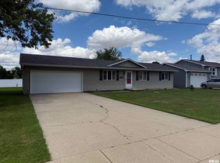 172 E Meadow Ln, Walcott, IA 52773