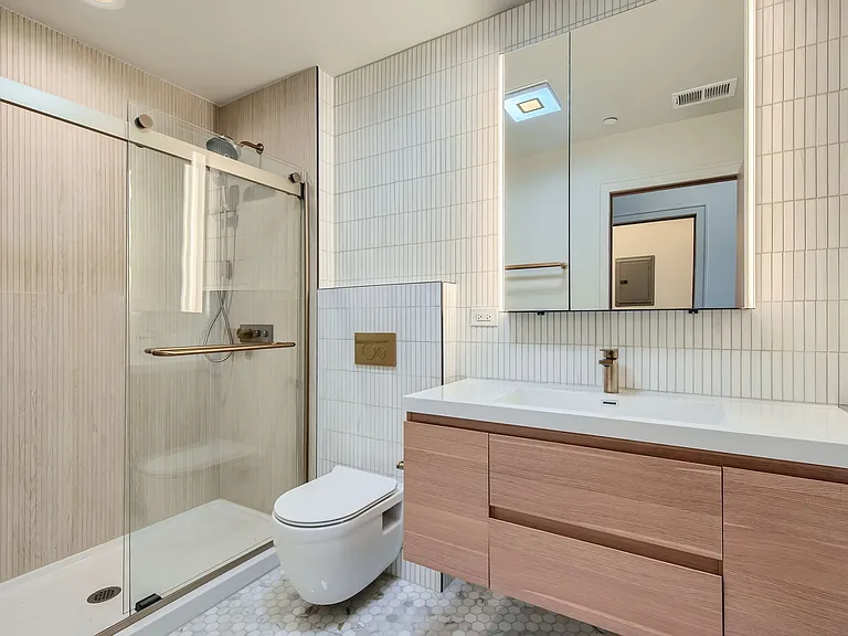 1242 W Winnemac Ave #2E — Photo 7
