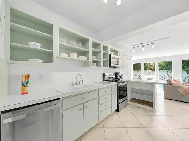 842 SW 11th Ct — Photo 17