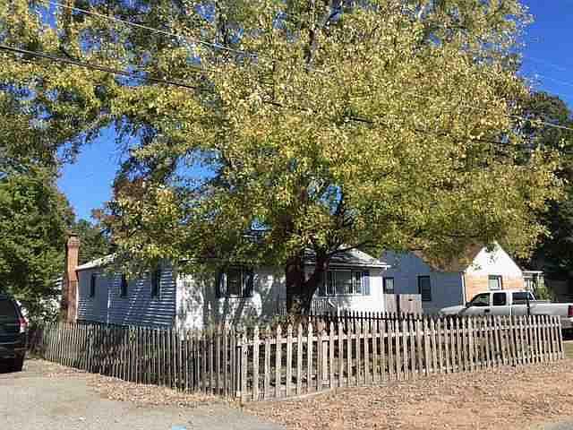 1st image of 2912 Dellrose Ave