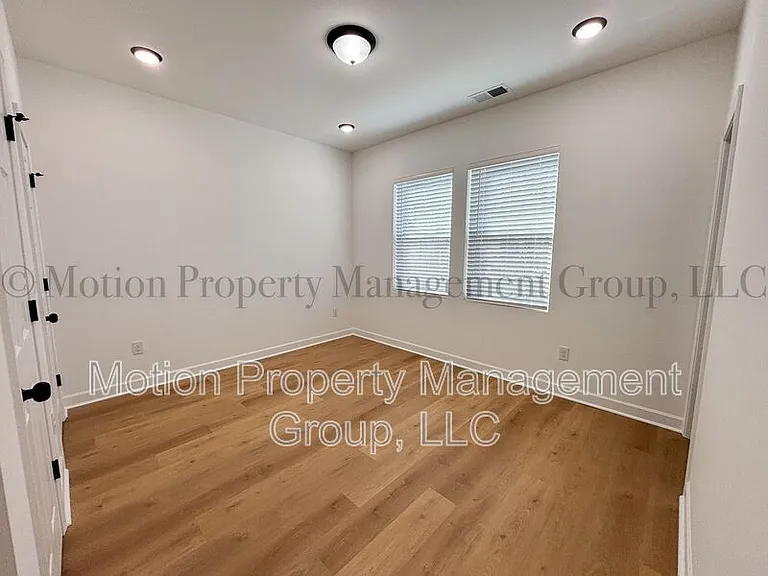 1121 Wilmington Ave — Photo 5