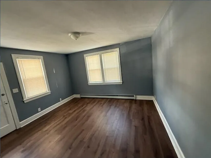 565 E Elm St — Photo 3