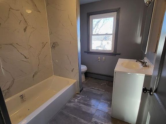 4th image of 106 Oak St