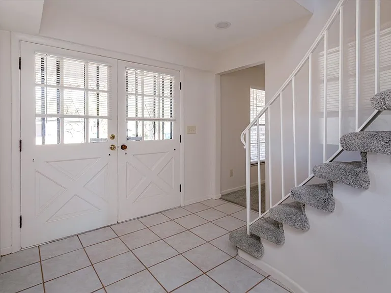 240 Slade Dr — Photo 2
