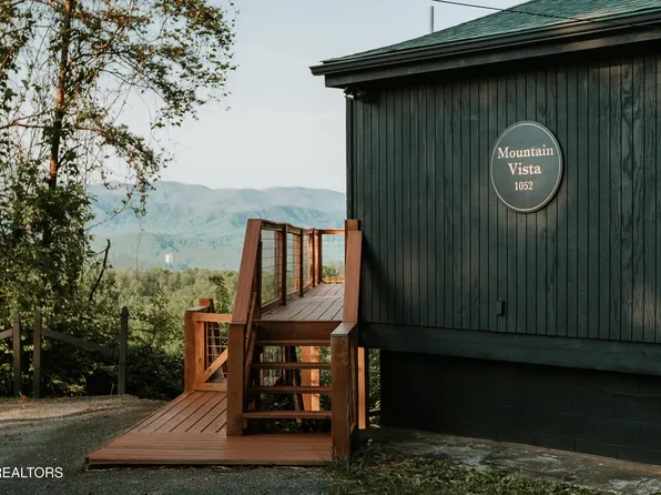 1052 E Foothills Dr, Gatlinburg, TN 37738