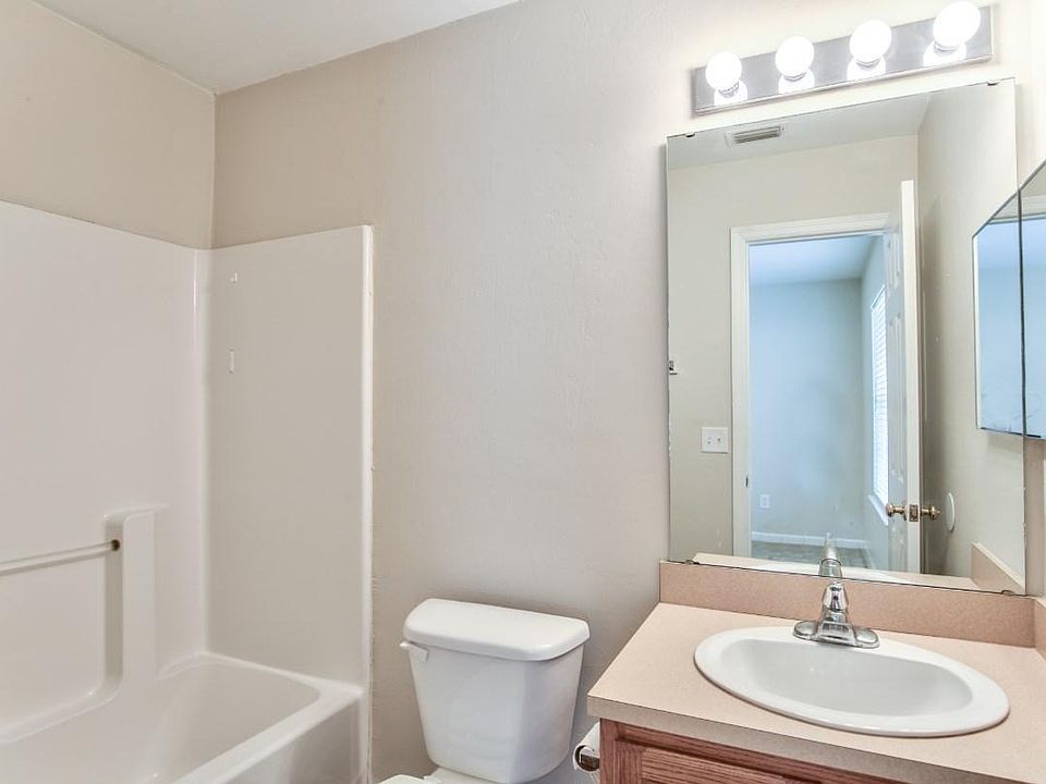 1st image of 226 Columbia Dr APT 15