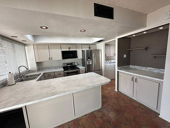 Kitchen w/ coffee bar