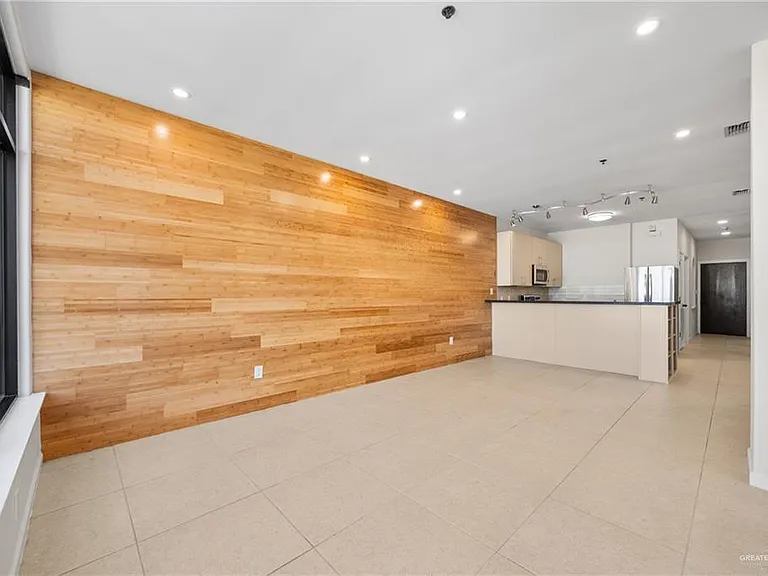 813 Travis St #408 — Photo 4