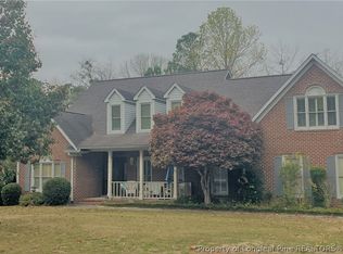 5371 Clubhouse Ln, Hope Mills, NC 28348