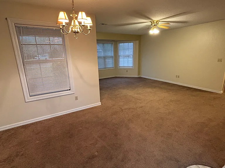 1106 Marie Ln — Photo 3