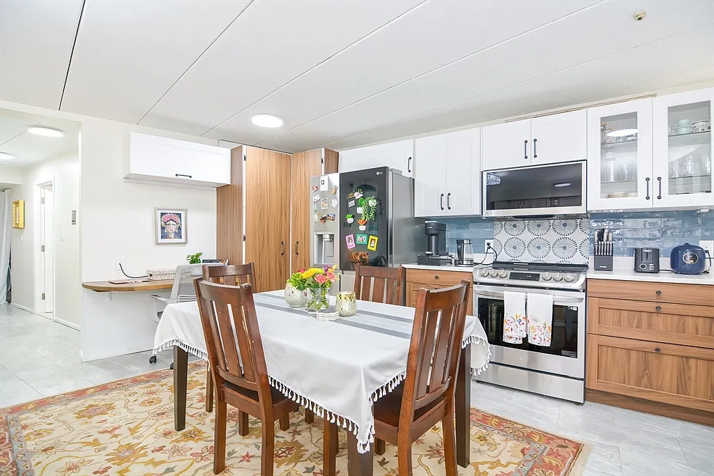 2 bed, 990 sqft, $3,800 — Photo 3