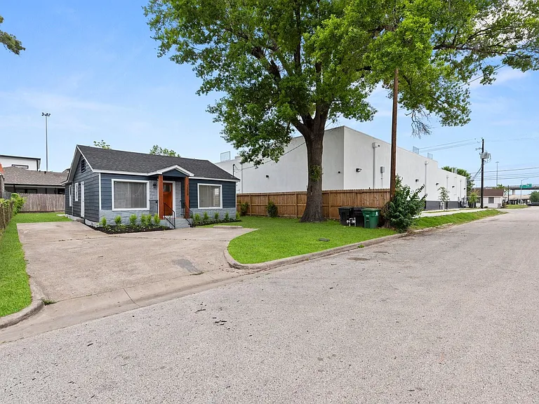 1309 Bragg St — Photo 4