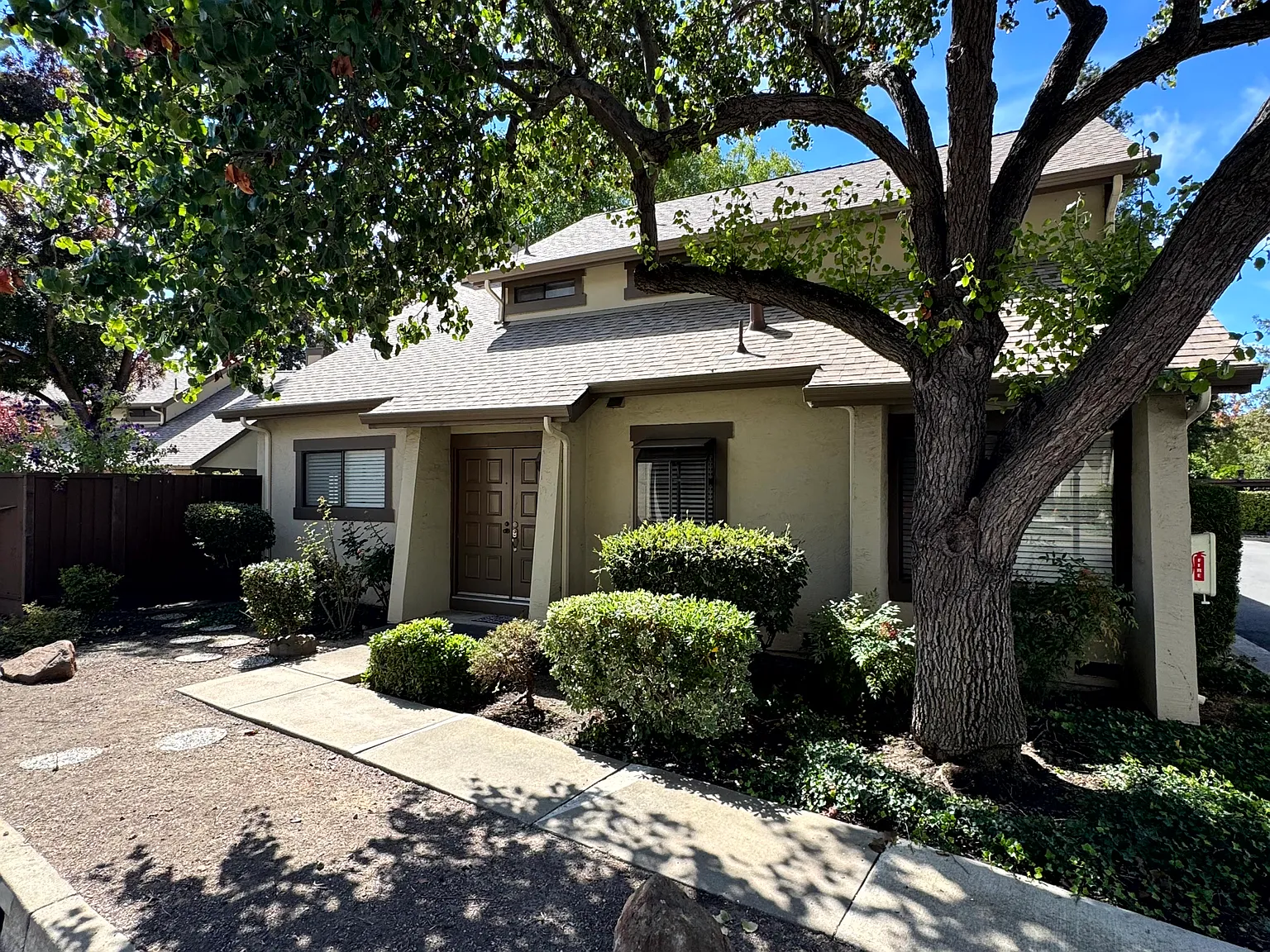 3 bed, 2.5 bath, 1663 sqft, $4,100 — Photo 2