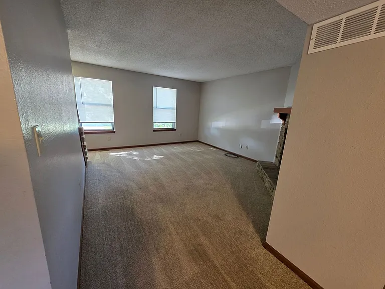 18904 Manor Dr — Photo 2