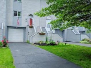 106 Iron Oak Cir, Liverpool, NY