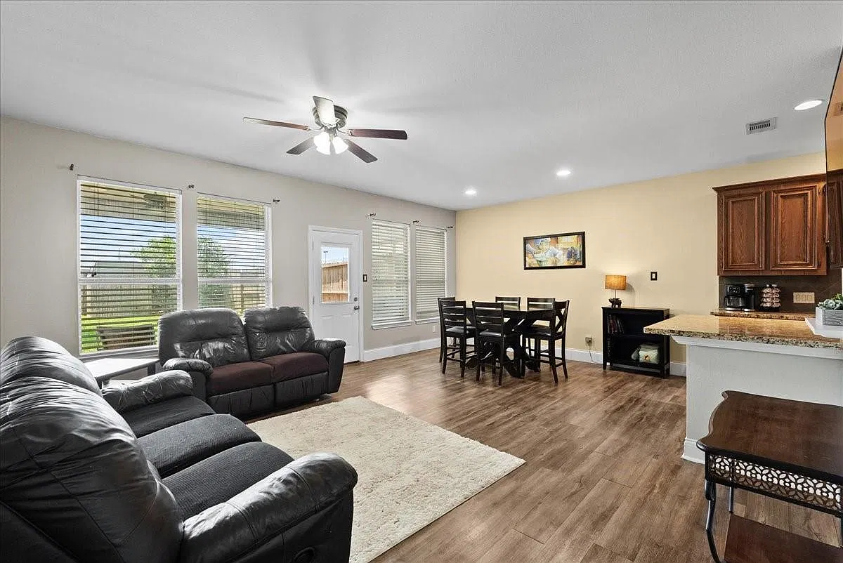 3 bed, 2.5 bath, 1760 sqft, $2,200 — Photo 2