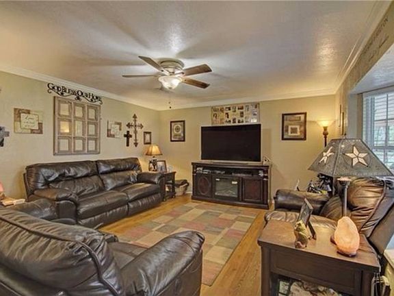3rd image of 4009 S Burleson Blvd