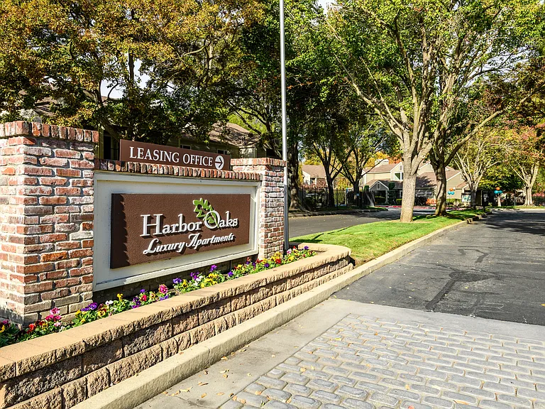Welcome to Harbor Oaks Apartments