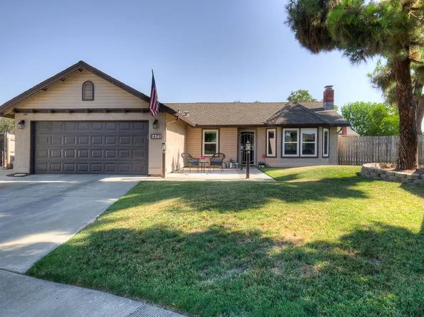 2341 Ashwood Ct, Hanford, CA 93230