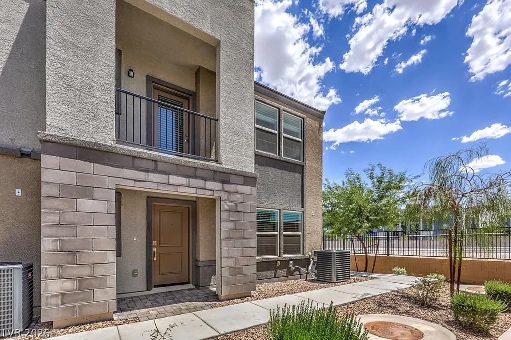 3 bed, 2.0 bath, 1364 sqft, $2,222 — Photo 1