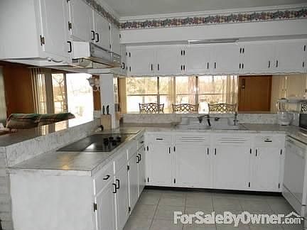 Kitchen : Open to the dining nook and family room