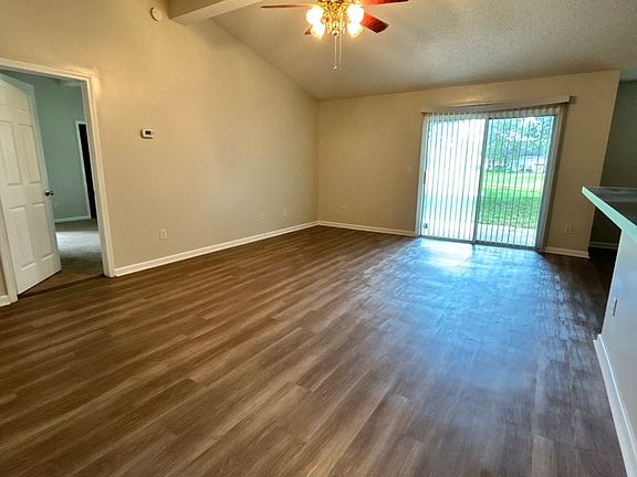 4th image of 2124 Willesdon Dr E