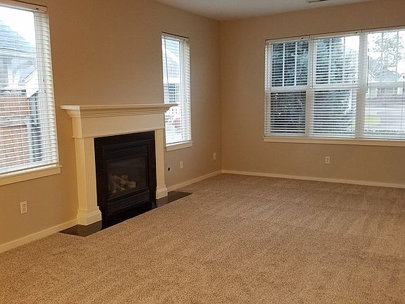 3rd image of 985 SE Creekside Dr