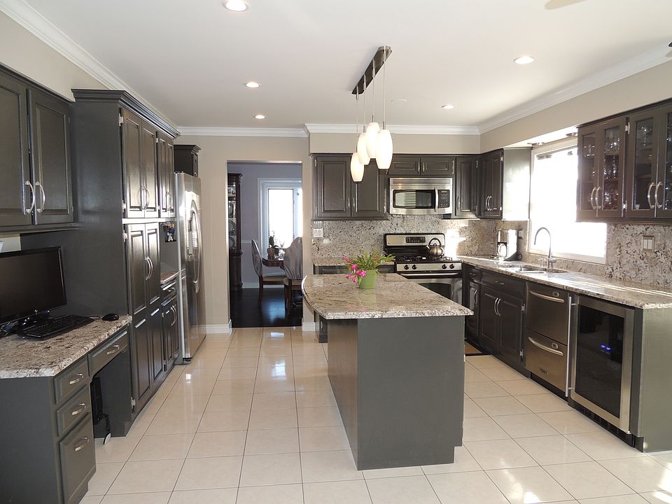kitchen w granite backsplash