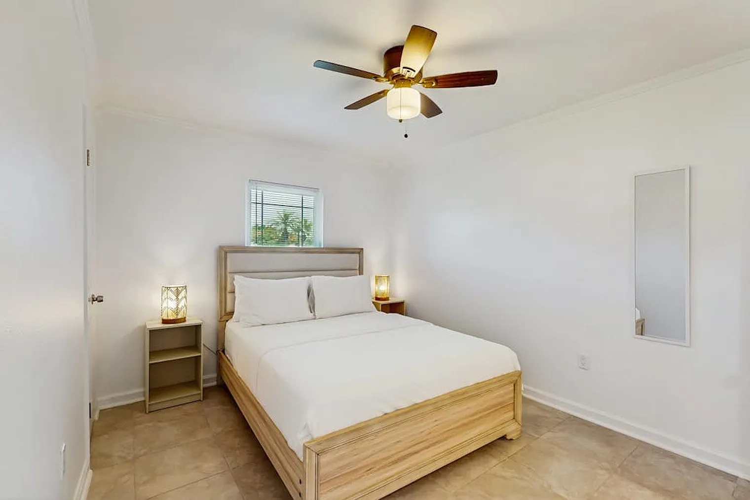3 bed, 2.0 bath, 1915 sqft, $3,402 — Photo 4