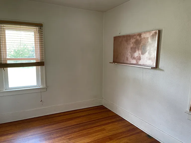 133 Foster Ave — Photo 8