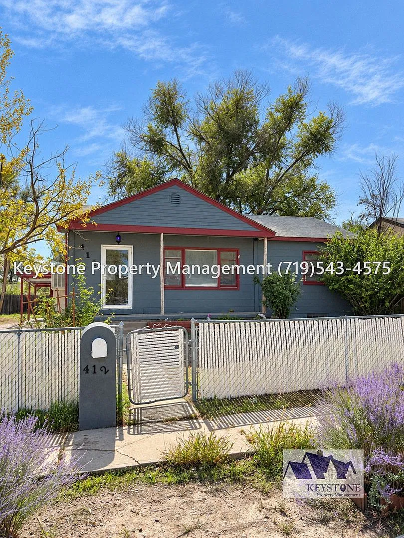 Application Fee Reimbursed! 3 Bedroom Plus/1 Bathroom/Carport House $1350/$1350 — Photo 1