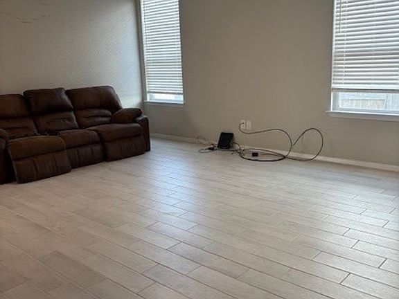 5th image of 404 Black Opal Dr